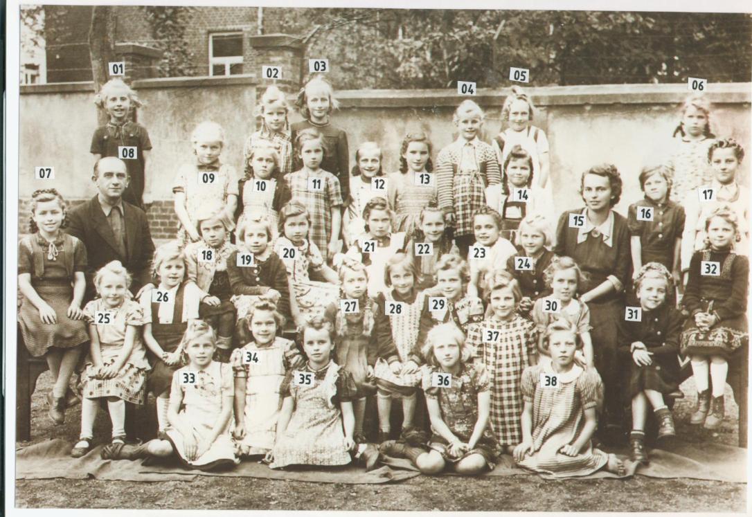 1181b Volksschule  Anrath Jahrgang 1941-42