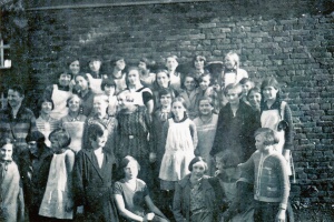 Jahrgang 1917-18 unten dritte von links Gertrud Ackers